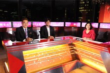 「紅リサーチ」MCの（左から）サンドウィッチマン、八木亜希子。(c)テレビ朝日