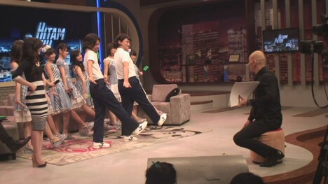 インドネシアの番組に出演するCOWCOW。(c)吉本興業