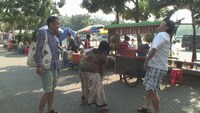 インドネシアの街中でジョコウィネタを披露するCOWCOW多田。(c)吉本興業