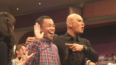 インドネシアの番組に出演するCOWCOW多田（左）と番組MC。(c)吉本興業
