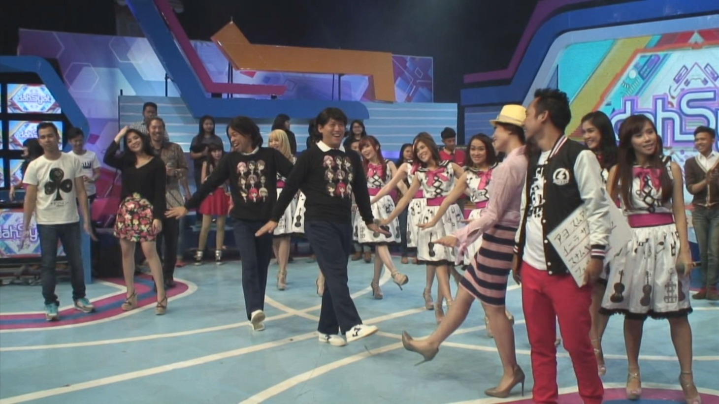 インドネシアの番組に出演するCOWCOW。(c)吉本興業