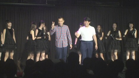 JKT48ステージにサプライズ登場したCOWCOW。(c)吉本興業