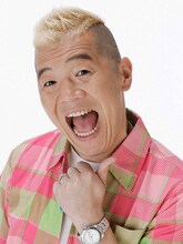 解答者のキャイ～ン・ウド鈴木。(c)NHK