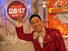 「国民総参加クイズSHOW！QB47（クイズバトル47）」司会の東野幸治。(c)NHK