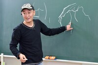 お尻の描き方をレクチャーする桂正和。