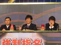 舌を出してごまかすアンジャッシュ渡部。