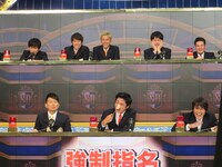 小道具を使っても笑いがとれない芸人たち。