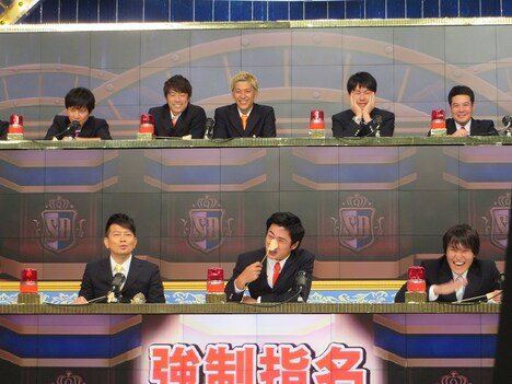 小道具を使っても笑いがとれない芸人たち。