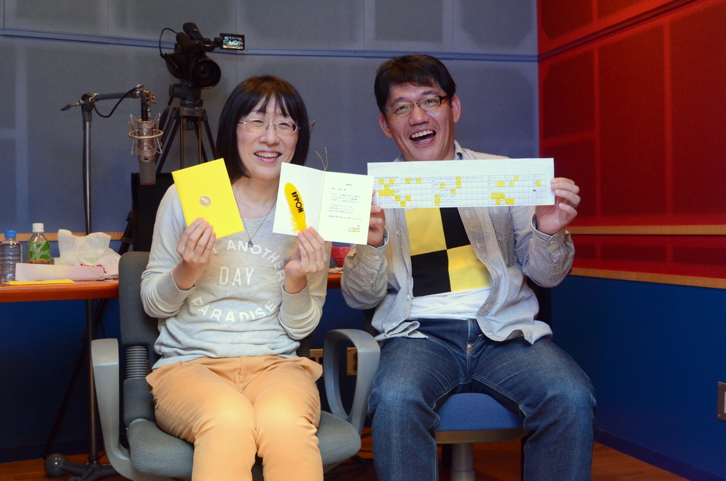 番組の制作物を手に満面の笑みを浮かべる（左から）阿佐ヶ谷姉妹・渡辺、ずん飯尾。