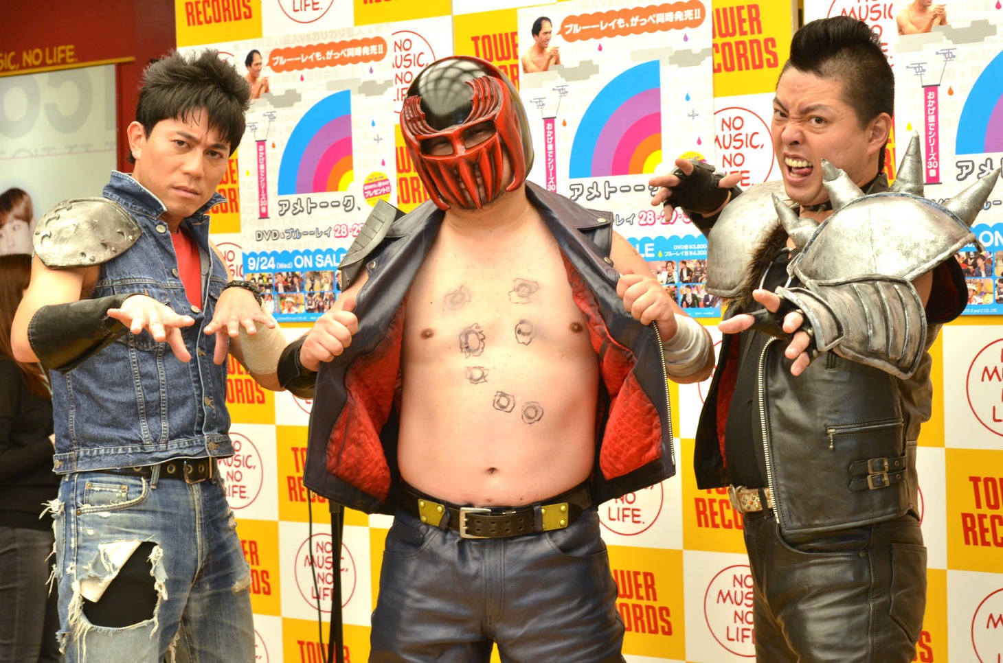 「アメトーーク！DVD＆ブルーーレイ30巻」発売記念の「北斗の拳芸人」イベントに出演したケンドーコバヤシ（中央）と、キャベツ確認中。