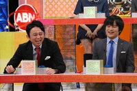 「有吉のバカだけど…ニュースはじめました」に出演する有吉弘行とバカリズム（左から）。(c)テレビ東京