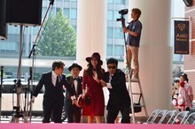 ダチョウ倶楽部上島と竹下玲奈を護衛しながら会場入りするダチョウ倶楽部・肥後と寺門。