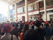 「くるりんぱっ！ハット」をかぶってイベントを楽しむ来場者。