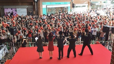 アミュプラザ鹿児島プレミアム館＆本館大リニューアルイベントでダチョウ倶楽部とともに行われた2000人の「くるりんぱっ！」。