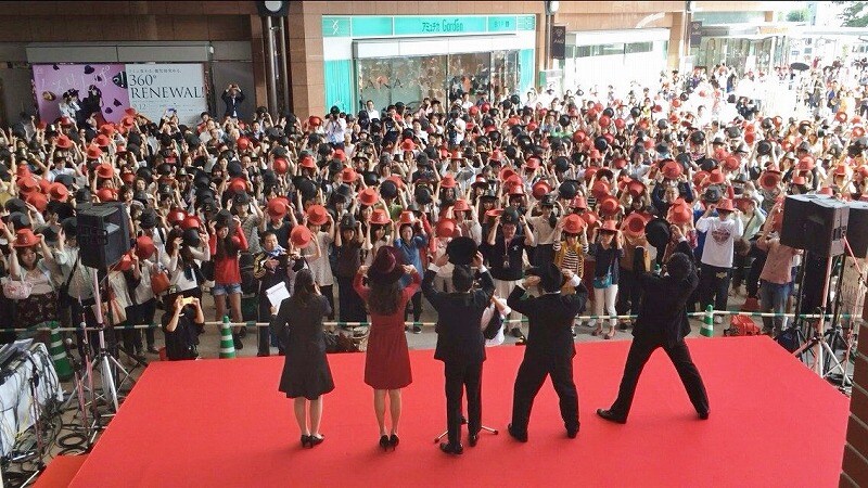 アミュプラザ鹿児島プレミアム館＆本館大リニューアルイベントでダチョウ倶楽部とともに行われた2000人の「くるりんぱっ！」。