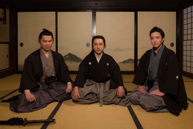 第二話「薩長同盟は本当に坂本龍馬の手柄なのか？」のワンシーン。写真左のシソンヌ長谷川は西郷隆盛を演じた。(c)ドラマ「新解釈・日本史」製作委員会2014