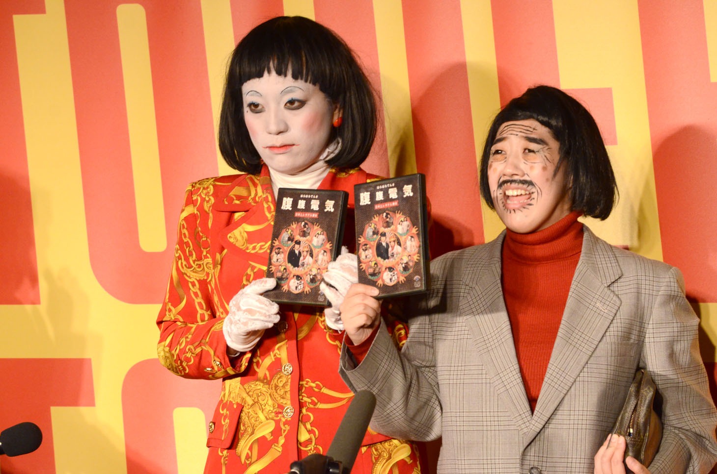 囲み取材に応じる日本エレキテル連合。