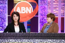 キャスター席につくハリセンボン春菜（右）。(c)テレビ東京