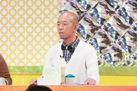 「有吉のバカだけど…ニュースはじめました」に出演するバイきんぐ小峠。(c)テレビ東京