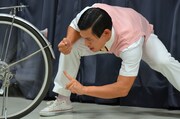 トゥースで自転車の後輪を止める「春日チャレンジ」の様子。