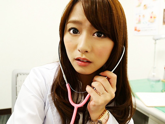「主観映像でキス我慢」に登場する白石茉莉奈。(c)2014「ゴッドタン キス我慢選手権 THE MOVIE2 サイキック・ラブ」製作委員会