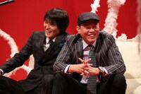 「4夜連続スペシャル エニシバナシ～芸人縁談～」の千原兄弟。(c)フジテレビ