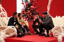 「4夜連続スペシャル エニシバナシ～芸人縁談～」の爆笑問題と千原兄弟。(c)フジテレビ