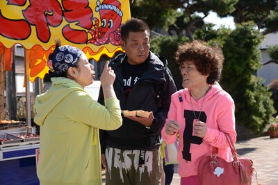 「秋のドラマ特別企画『最強のオンナ』」に出演する林家ペー（右）、山崎まさや（中央）。(c)MBS