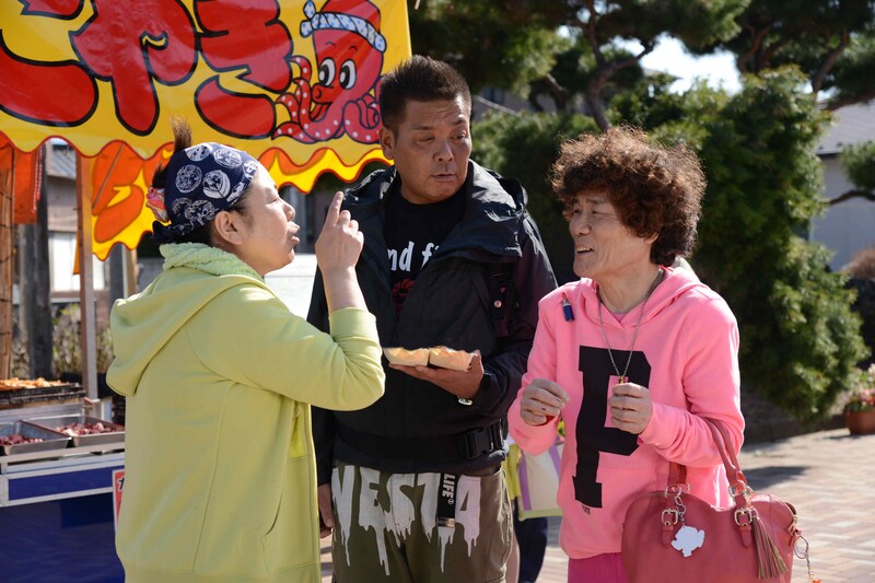 「秋のドラマ特別企画『最強のオンナ』」に出演する林家ペー（右）、山崎まさや（中央）。(c)MBS