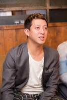 インタビューに応えるサバンナ高橋。