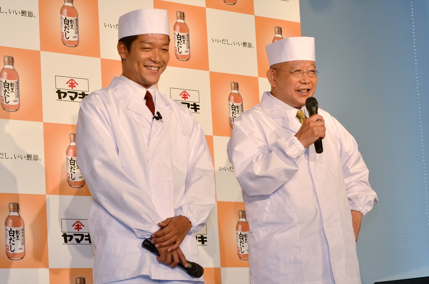 （左から）駿河太郎、笑福亭鶴瓶。