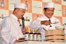 親子丼を調理する駿河太郎（右）と、茶々を入れながら見守る笑福亭鶴瓶（左）。