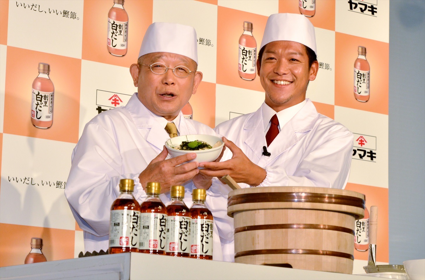完成した親子丼を手に写真撮影に応じる（左から）笑福亭鶴瓶、駿河太郎。