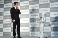 Pepperと会話する尾上松也。