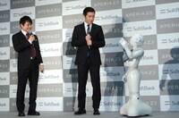 Pepperと会話するNON STYLE井上（左）。