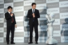 Pepperと会話するNON STYLE井上（左）。