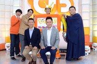 「びっくりぃむ」MCのくりぃむしちゅー（前列）と、レギュラー出演者のバナナマン、マツコ・デラックス。