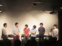 オープニングで、インプロの説明がよくわからない森田（左から3番目）。