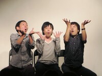 （左から）鬼頭、槙尾、高佐の3人で動きを揃えるという即興シーン。