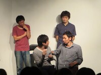 「ウィッグが安い」という誘い文句で槙子（手前左）を連れ出したキト子（手前右）。