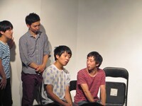 簡単なインタビュアー役をうまい言い回しで金子にもぎとられ不信の目を向ける森田。