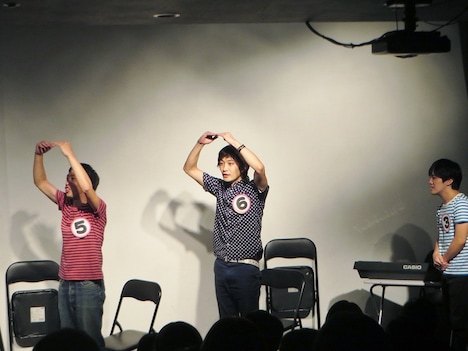 「人のコントをやる」という演目でラブレターズの「西岡中学校」をやってみせた森田と高佐。途中思わず溜口も参加。