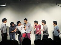 全員の即興劇。父親が死んだ家に訪れた天使の中に、空気の読めない寿司天使こと金子（左から3番目）が乱入。