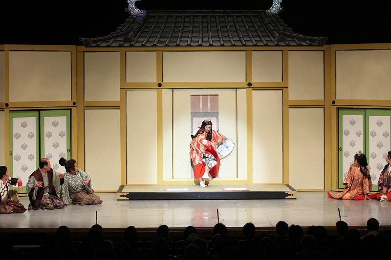 「吉本新喜劇特別公演 大坂の陣新喜劇～『君臣豊楽』淀殿の見た夢～」の一場面。(c)吉本興業