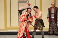 すっちーと吉田裕の乳首ドリル大坂の陣バージョン。(c)吉本興業