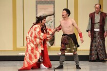 すっちーと吉田裕の乳首ドリル大坂の陣バージョン。(c)吉本興業