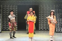 「吉本新喜劇特別公演 大坂の陣新喜劇～『君臣豊楽』淀殿の見た夢～」の一場面。(c)吉本興業