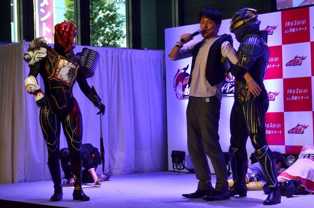 「仮面ライダードライブ」の放送直前イベントに登場し、ショーに巻き込まれる土田晃之（右から2人目）。