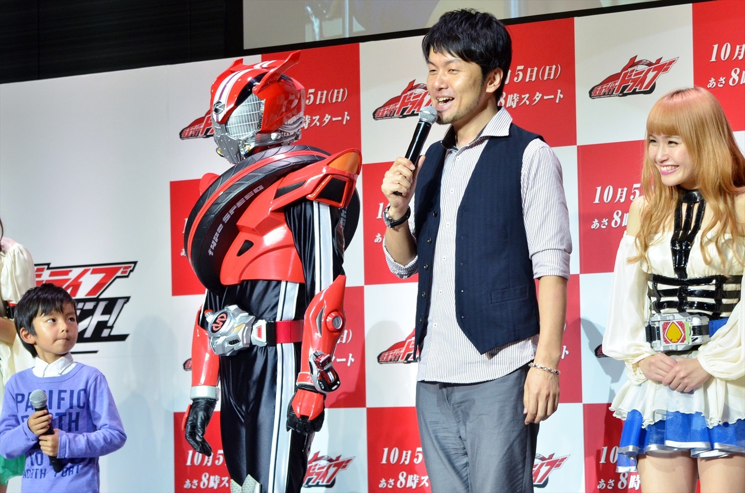 仮面ライダードライブとの共演を喜ぶ土田晃之（右から2人目）。