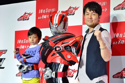 （左から）加藤憲史郎、仮面ライダードライブ、土田晃之。